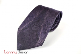 Silk tie with stone carving pattern
